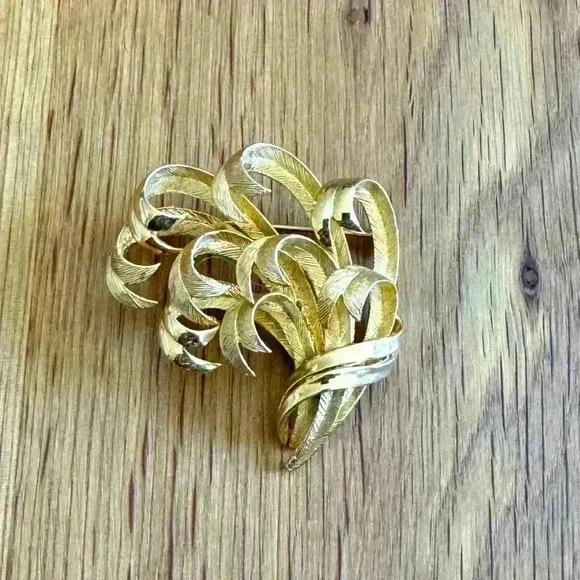 Vintage Lisner Gold tone Pin - Picture 1 of 3